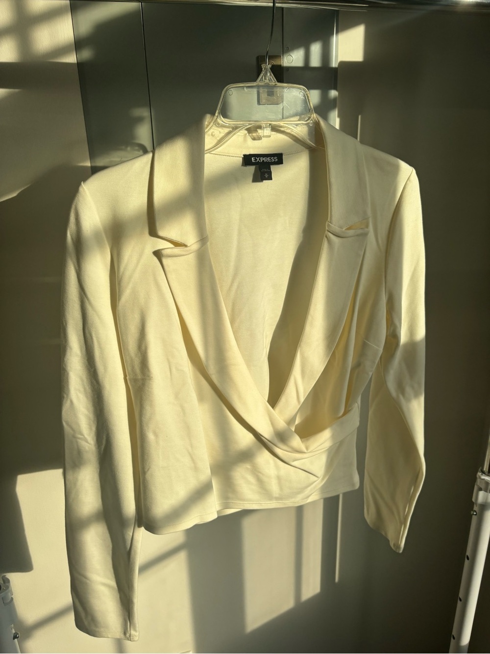 Like New Express Cropped Long Sleeve Size Medium Cream